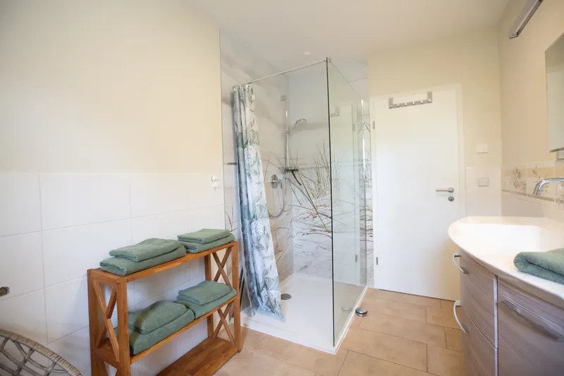 Modernes Badezimmer der Ferienwohnung in Stralsund mit Dusche