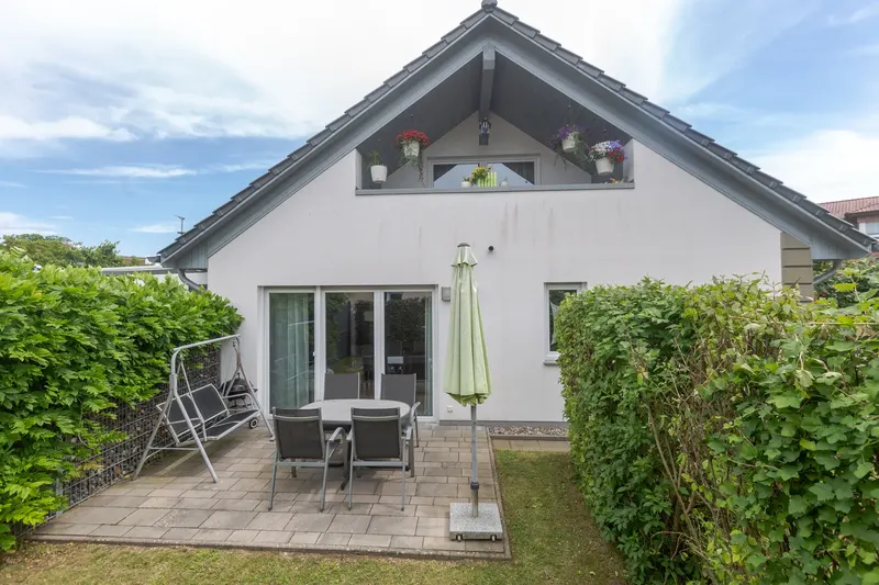 Außenansicht der Ferienwohnung in Stralsund mit eigenem Garten