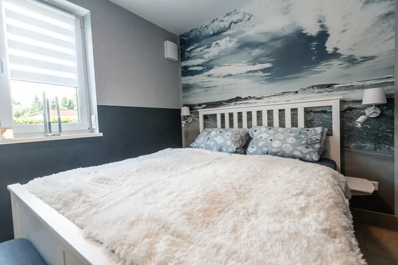 Schlafzimmer der Ferienwohnung in Stralsund mit Doppelbett