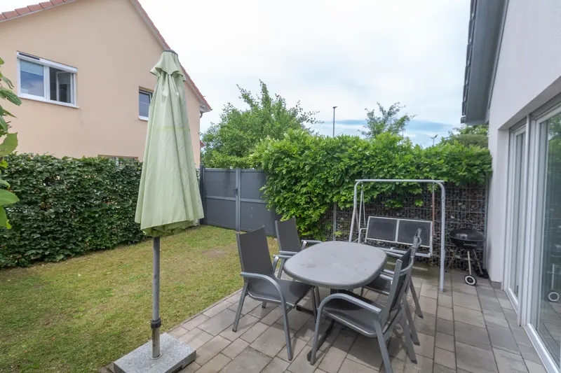Eigene Terrasse der Ferienwohnung in Stralsund mit Sitzgruppe