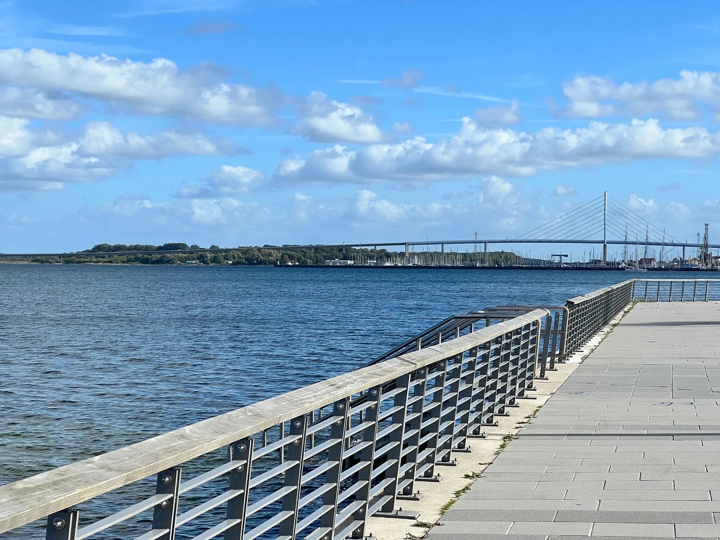 Strandpromenade in Stralsund mit Blick über den Strelasund zur Rügenbrücke